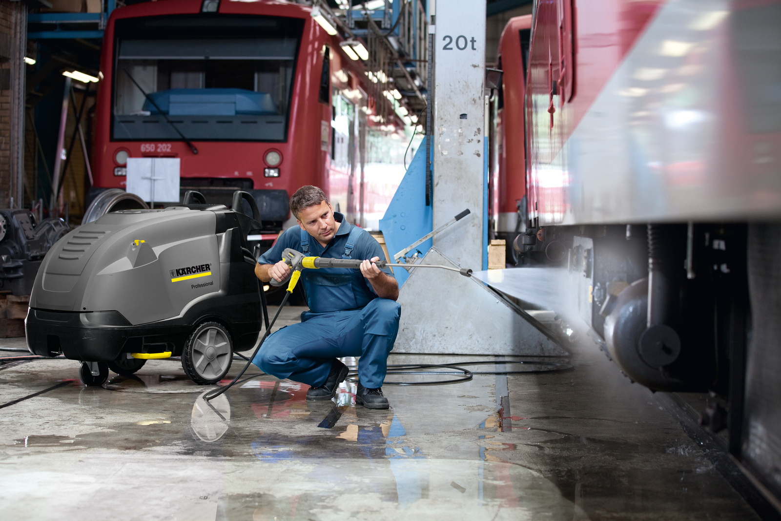Limpeza externa de automóveis com Lavadora de Alta Pressão Limpeza externa de automóveis com Lavadora de Alta Pressão