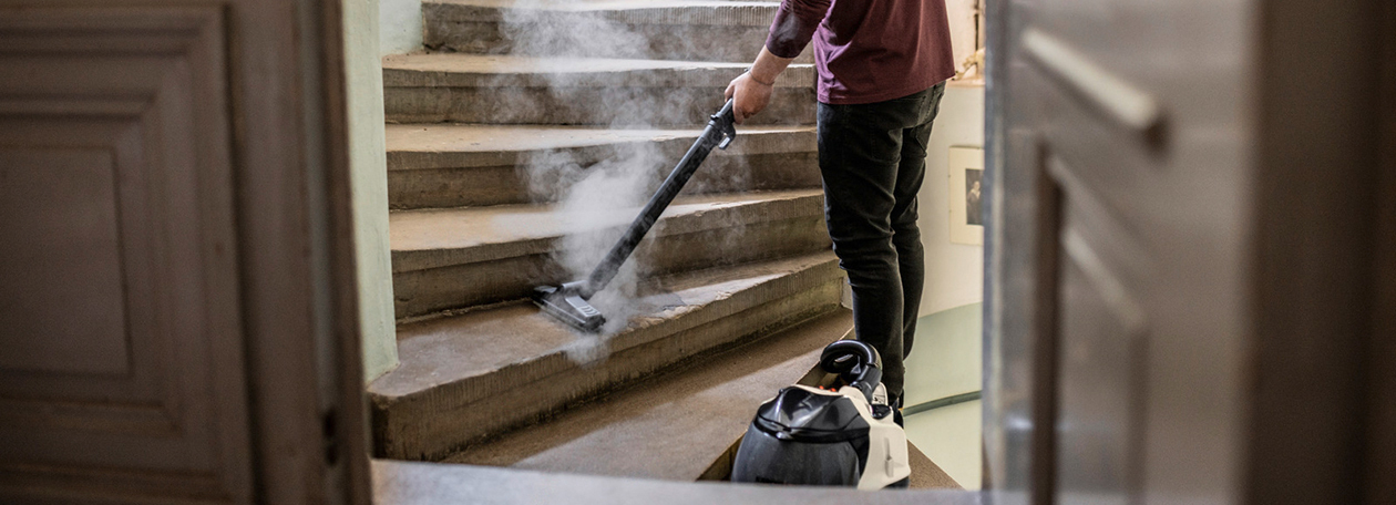 Aspirateur vapeur Kärcher nettoie les escaliers Aspirateur vapeur Kärcher nettoie les escaliers