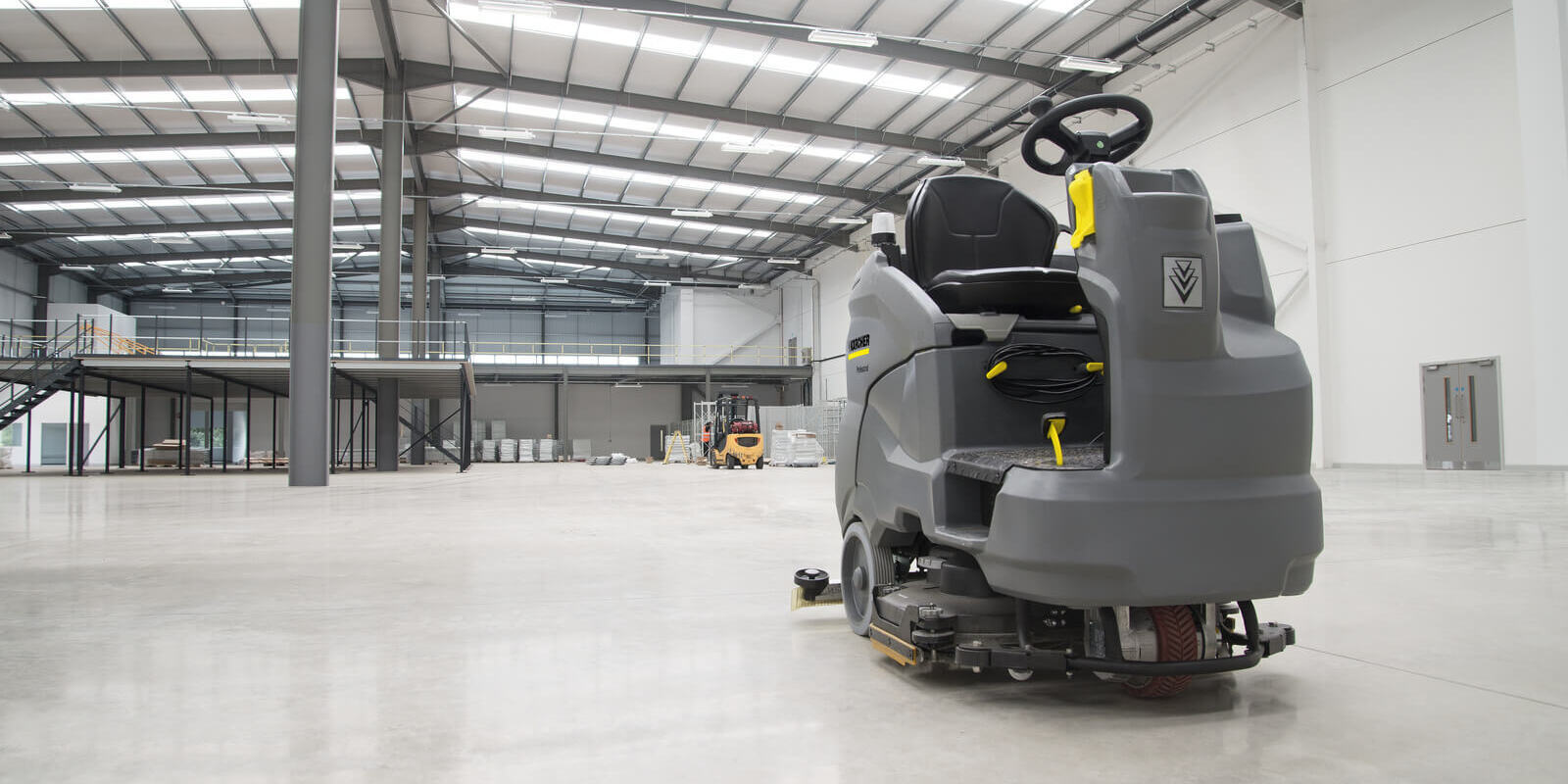 Maszyny do mycia posadzek: profesjonalne czyszczenie podłóg z materiałów twardych