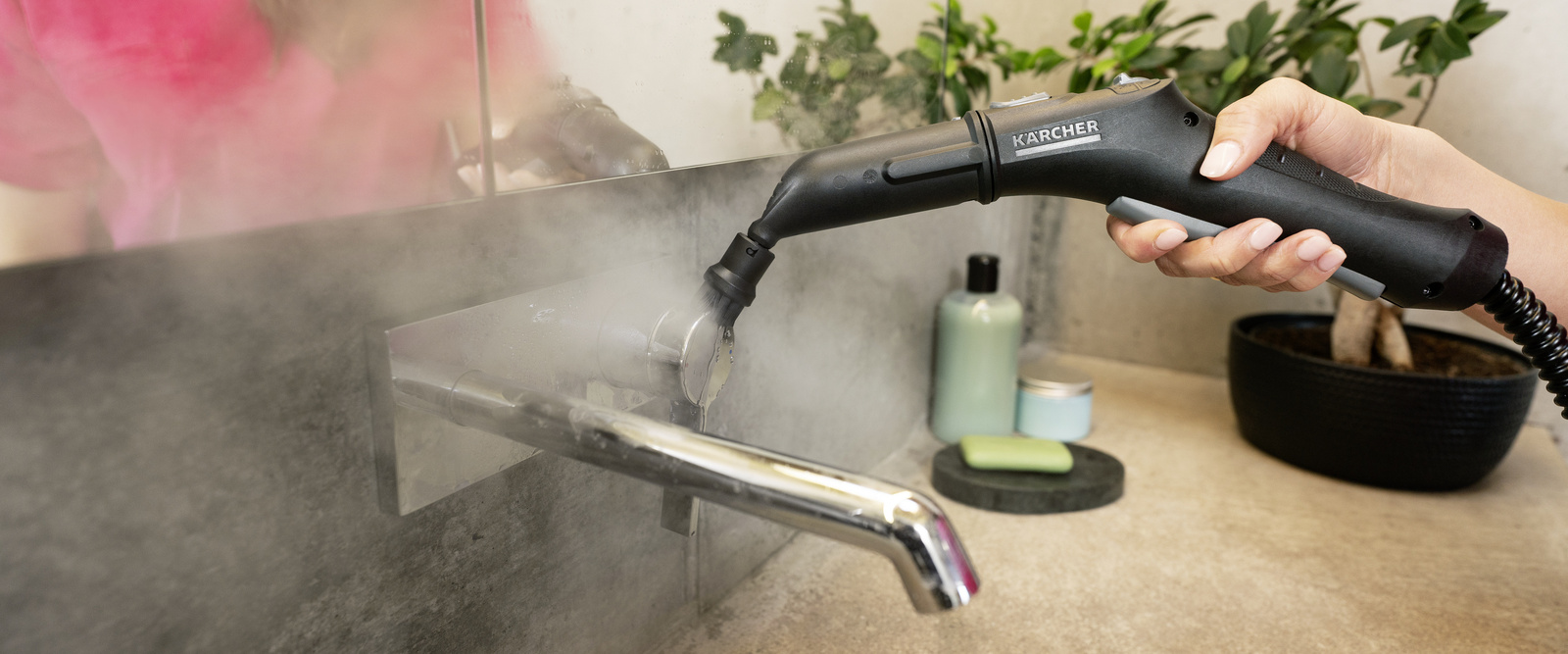 Čišćenje umivaonika parnim čistačem