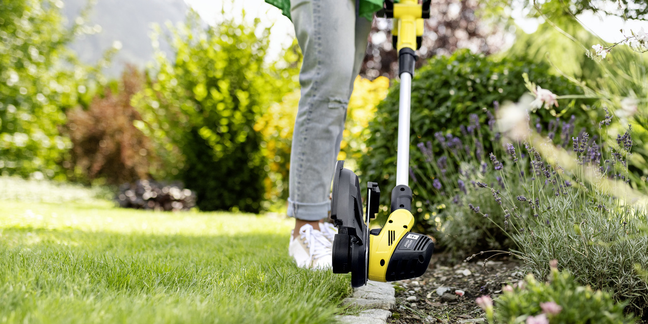 precise cut Lateral: View of the Kärcher battery-powered lawn trimmer in action