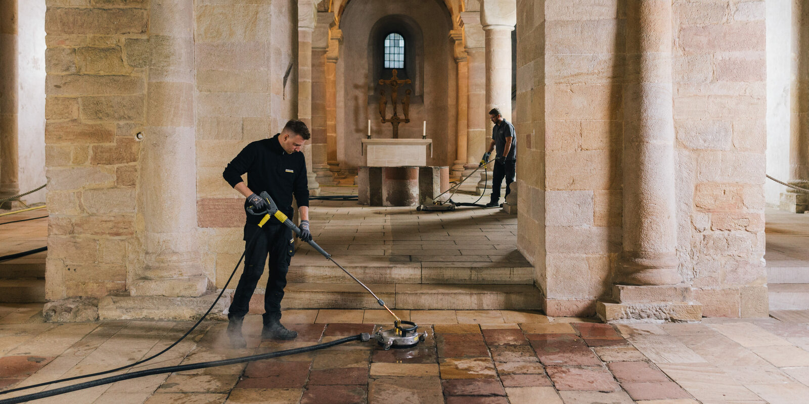 Bodenreinigung in der Krypta das Doms zu Speyer Bodenreinigung in der Krypta das Doms zu Speyer