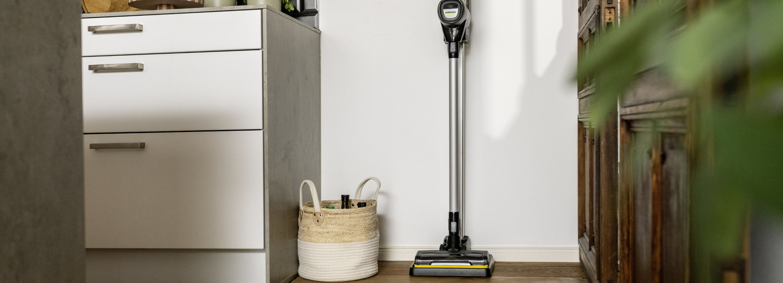 Akumulatorowy odkurzacz pionowy Karcher w stacji ładującej. Akumulatorowy odkurzacz pionowy Karcher w stacji ładującej.