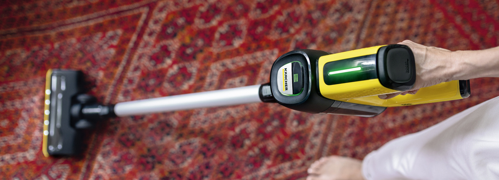 Odkurzanie dywanu za pomocą bezprzewodowego odkurzacza pionowego Kärcher VC 7 Cordless myHome Pet. Odkurzanie dywanu za pomocą bezprzewodowego odkurzacza pionowego Kärcher VC 7 Cordless myHome Pet.