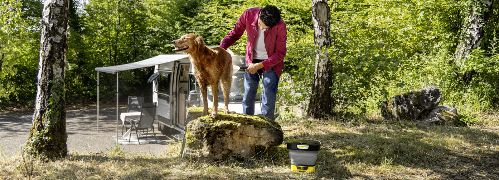 Mycie psa po spacerze z użyciem myjki terenowej OC Karcher. Mycie psa po spacerze z użyciem myjki terenowej OC Karcher.