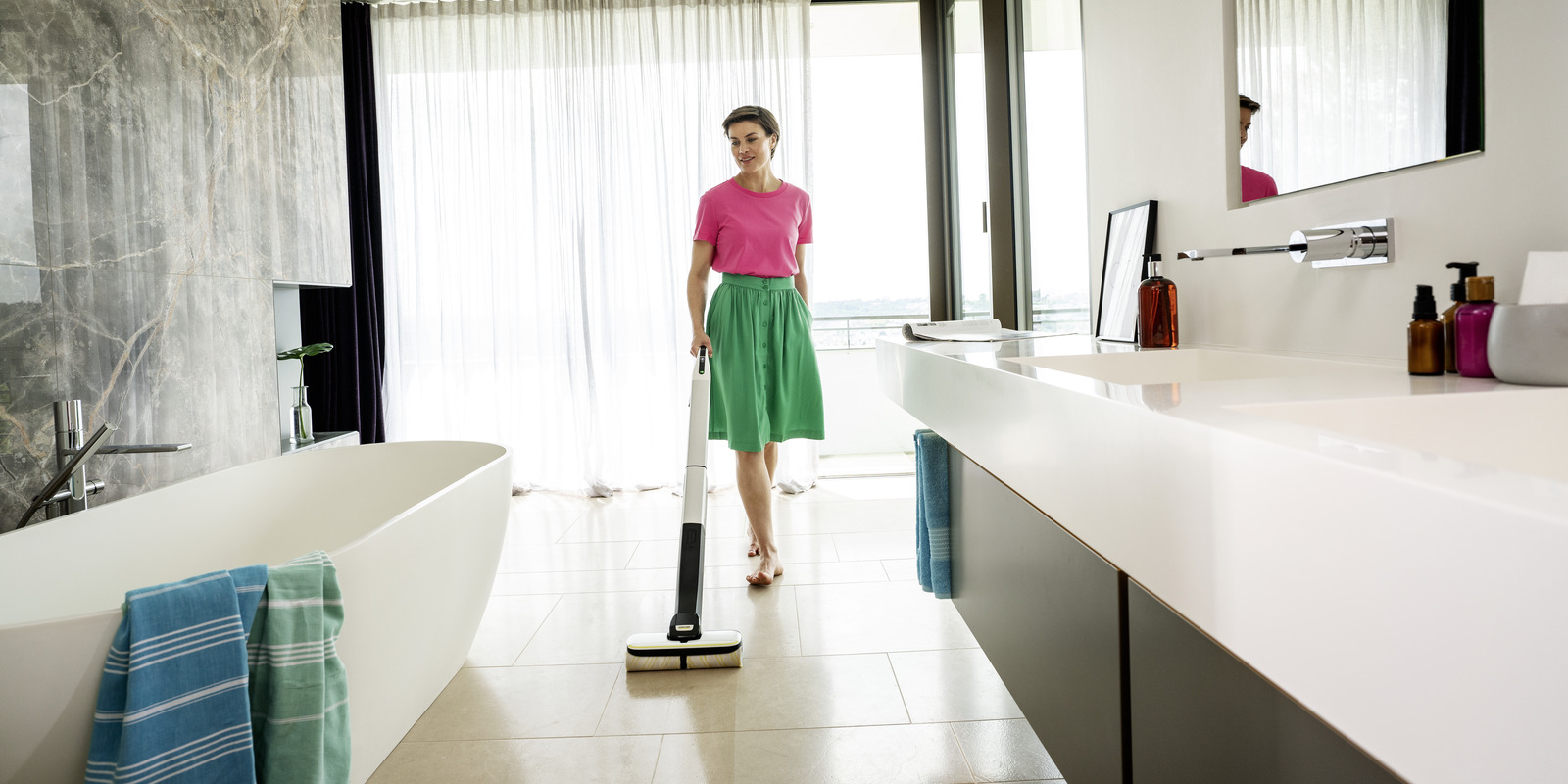 Cleaning tiles Cleaning tiles with a Kärcher steam cleaner