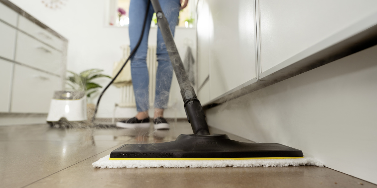 Cleaning tiles Cleaning tiles with a Kärcher steam cleaner