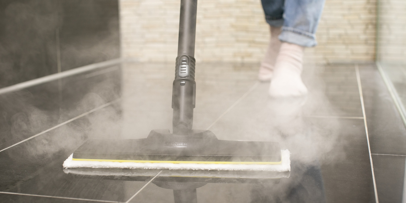 Cleaning tiles Cleaning tiles with a Kärcher steam cleaner