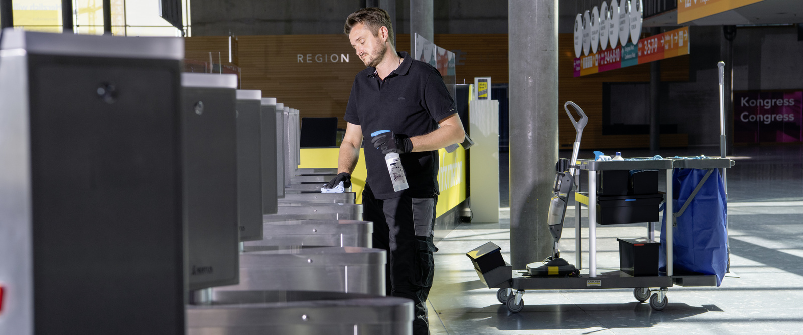 Manuelle Oberflächenreinigung Eine Reinigungsfachkraft säubert von Hand ein Eingangsterminal