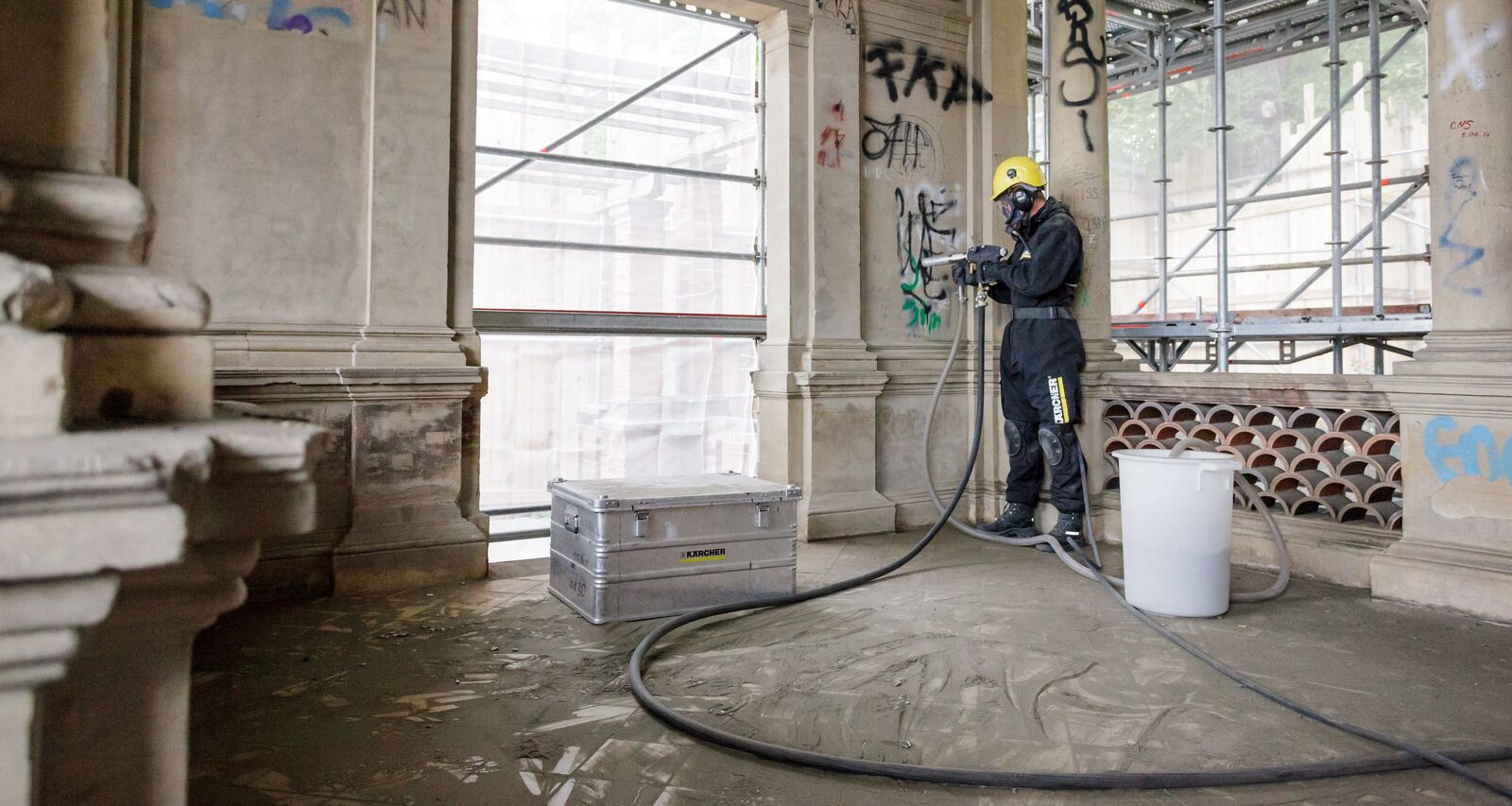 Ungewolltes Graffiti wird von einer Wand gelöst