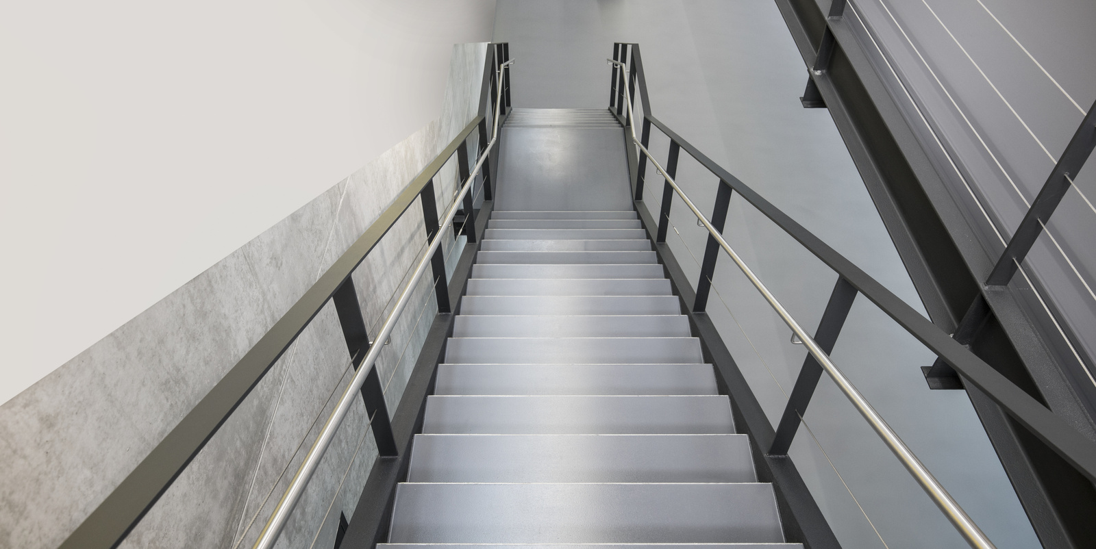 Treppenreinigung Eine Treppe führt nach unten