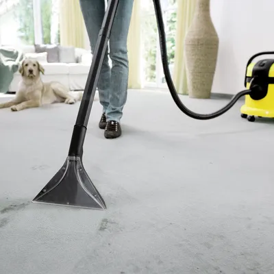 Cleaning carpet with the Kärcher spray extraction cleaner