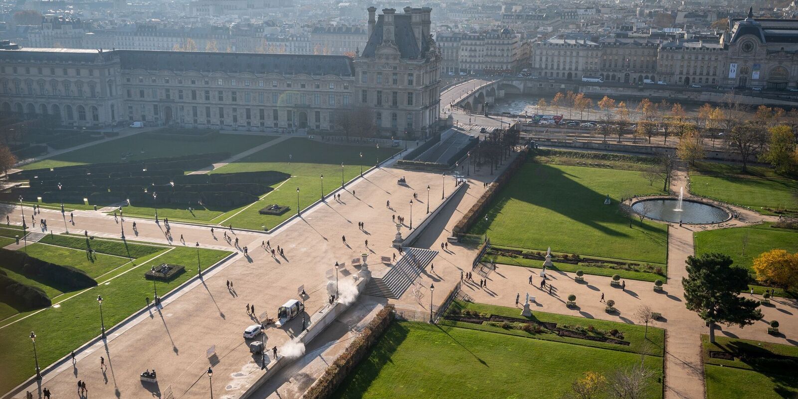 Kärcher was cleaning the Lemonnier-Stairs at the Louvre in Paris.