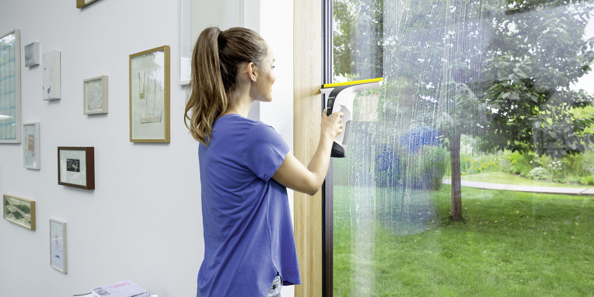 Streak-free suction of windows with the WV 6 window vac.