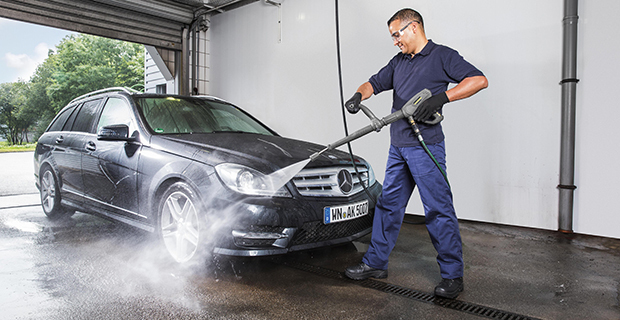 Nettoyage de voiture avec un nettoyeur haute pression professionnel et un pistolet EasyForce
