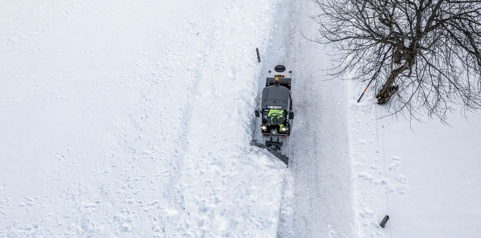 Articulated steering on a cycle path A Kärcher vehicle with articulated steering clearing a cycle path in winter
