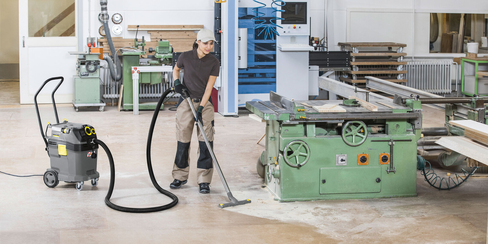 Ręczne odsysanie trocin i pyłu drzewnego