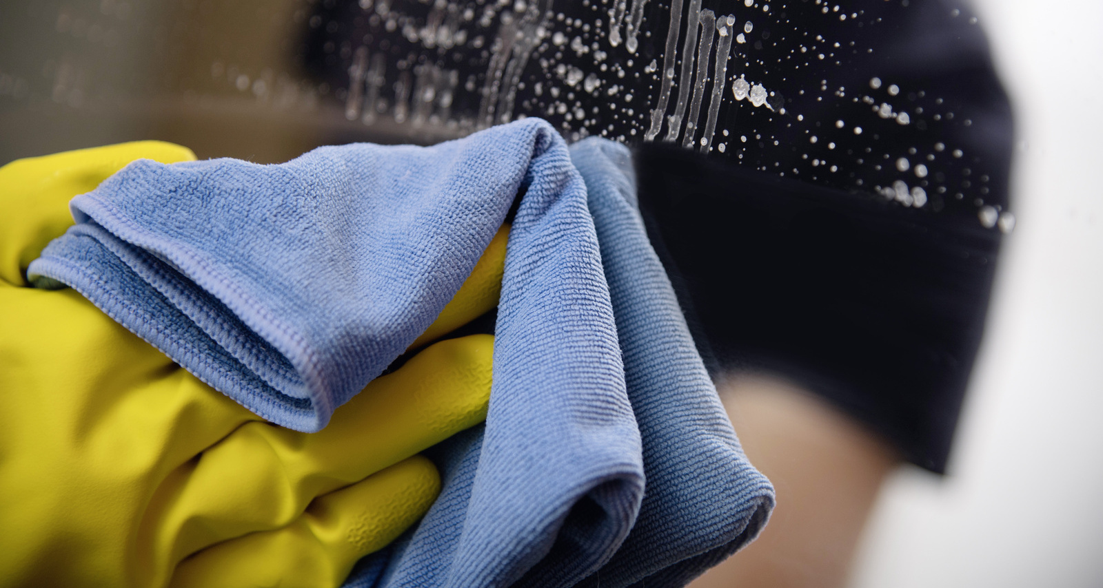Cleaning mirrors with the cordless wiper Cleaning mirrors with the Kärcher cordless wiper