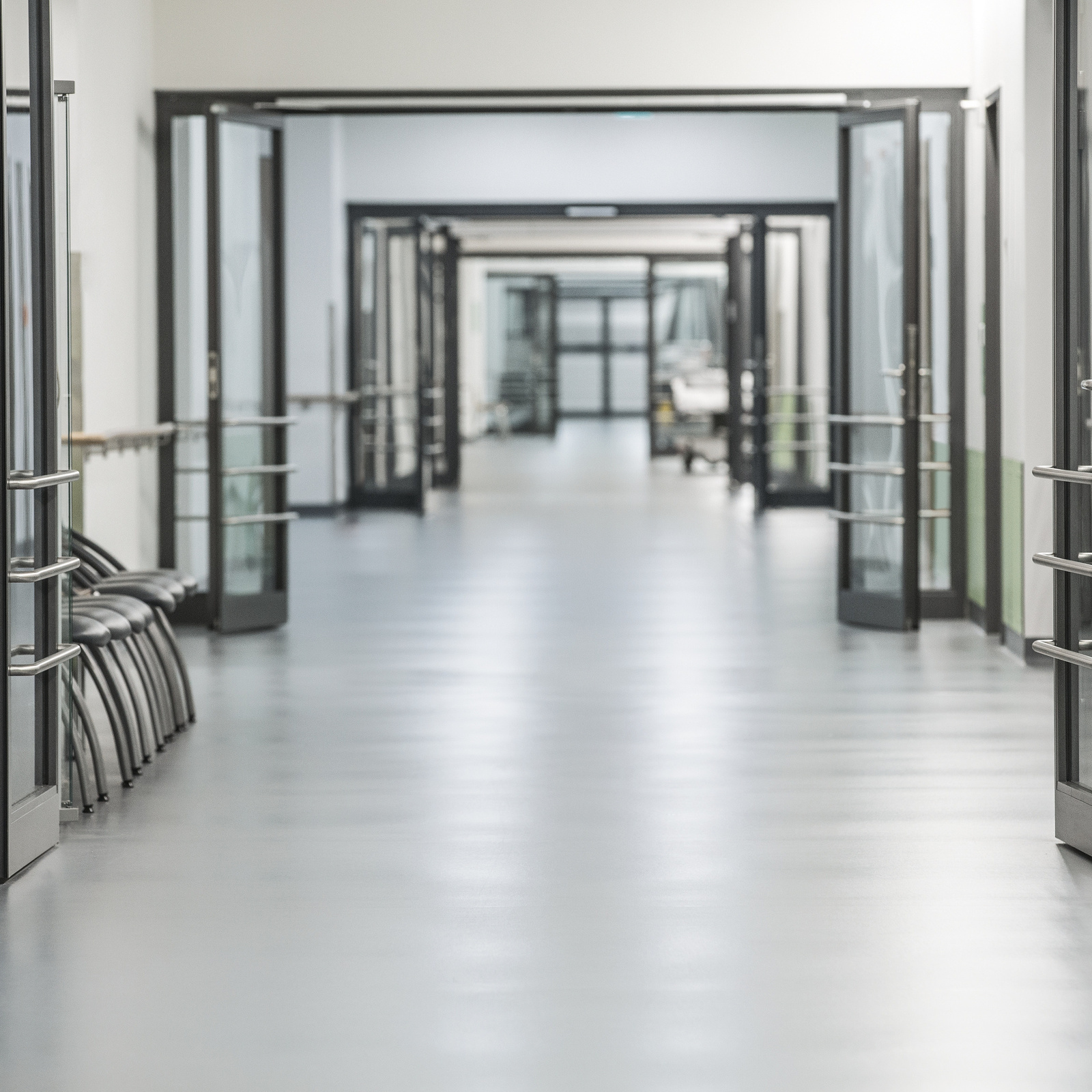 Egy férfi Kärcher finom porhoz való, szűrőtisztítós porszívót használ az építkezésen Egy férfi Kärcher finom porhoz való, szűrőtisztítós porszívót használ az építkezésen