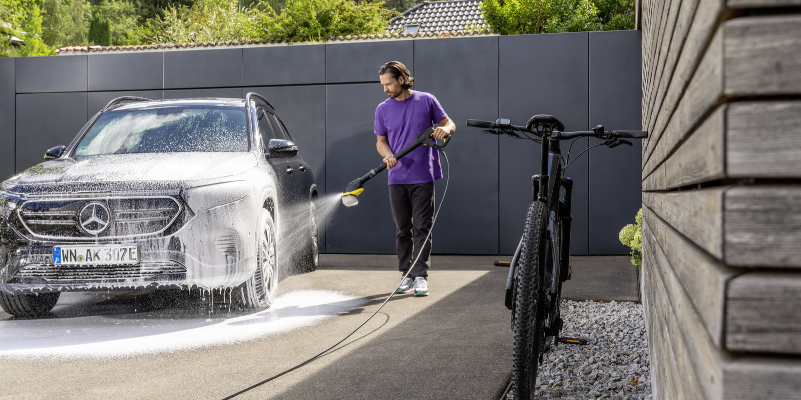 man wast zijn auto