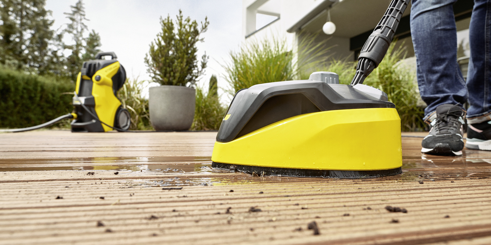 Kärcher: een man reinigt een houten terras