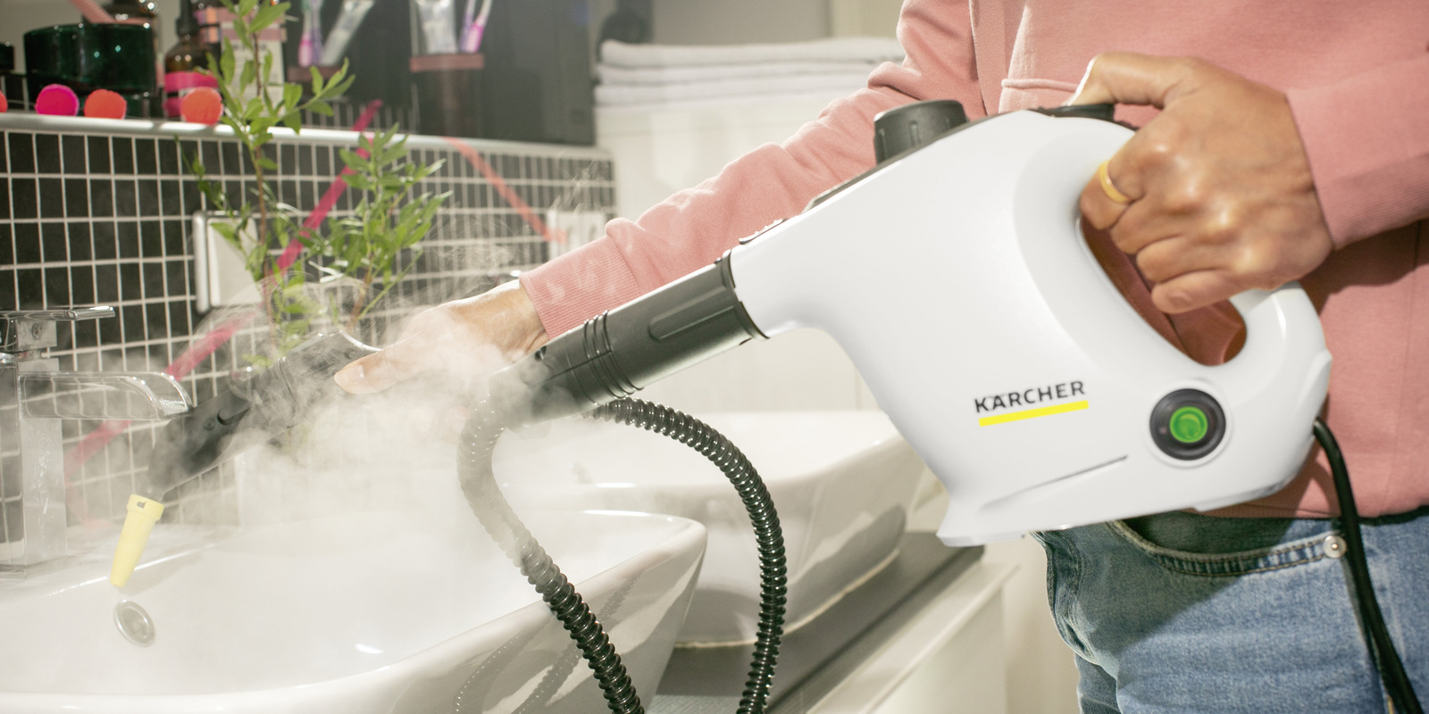 Steam cleaning the washbasin with a steam cleaner Steam cleaning the washbasin with a Kärcher steam cleaner