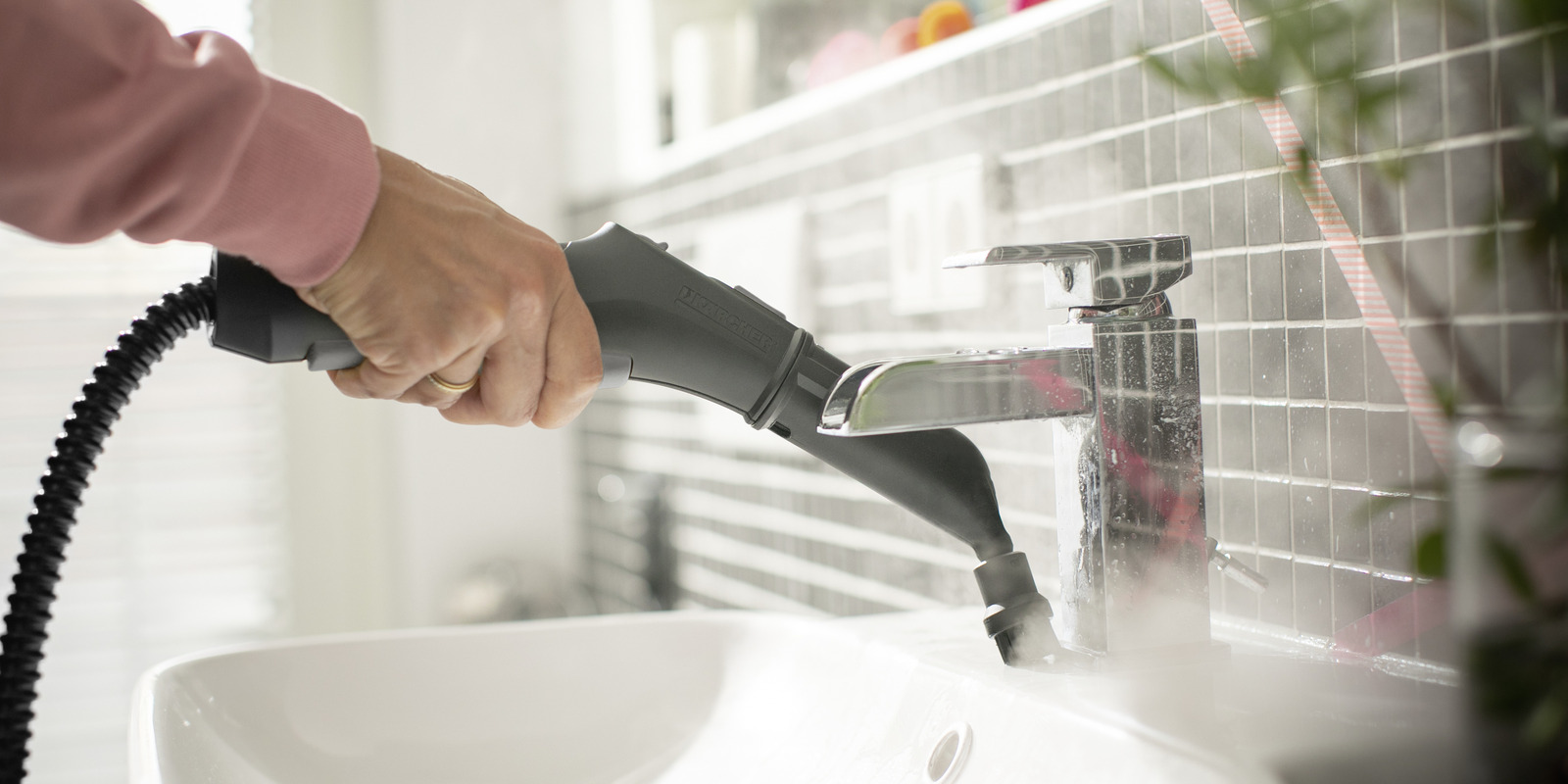Steam cleaning fittings with the steam cleaner Steam cleaning fittings with the Kärcher steam cleaner