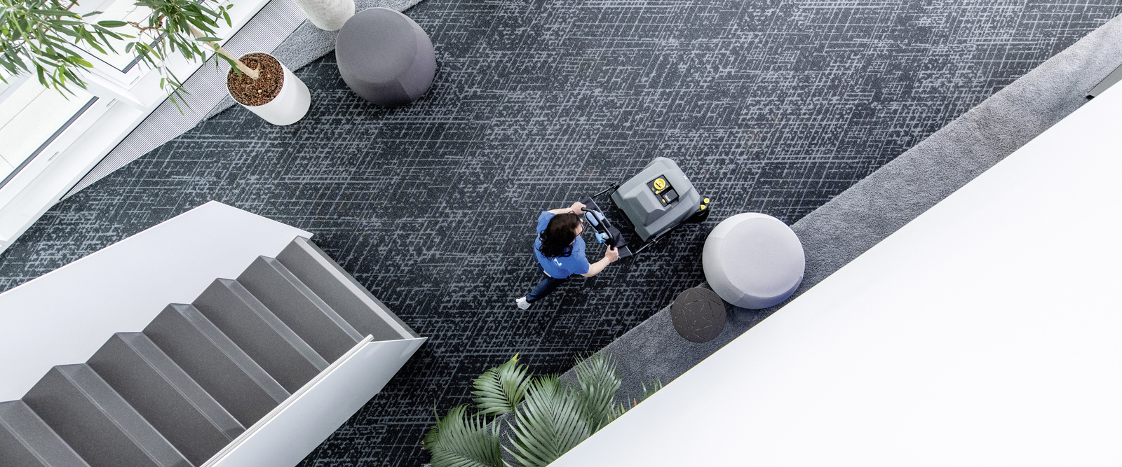 Trockensauger Eine Person bedient einen Trockensauger