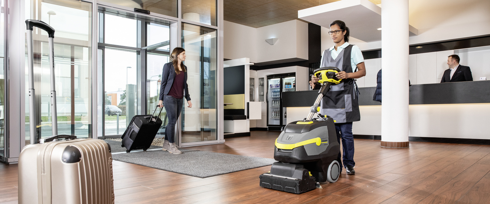 Der Teppichreinigungsautomat in Aktion Eine Person reinigt den Boden mit dem Teppichreinigungsautomat von Kärcher