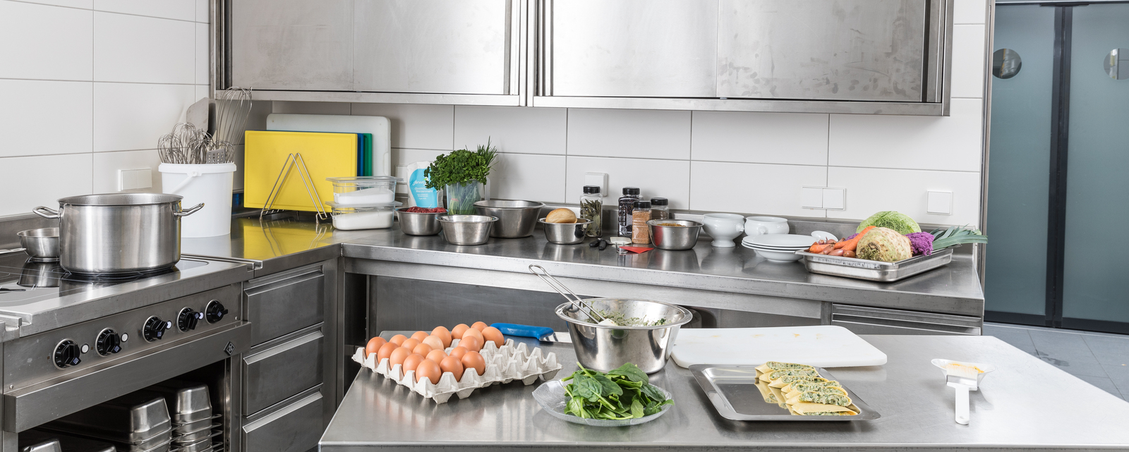 Grossküche Eine Grossküche mit verschiedenen Lebensmitteln und unterschiedlichen Küchenutensilien