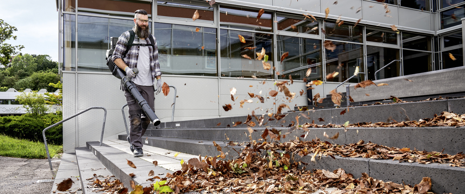 Laub entfernen mit dem Laubbläser Eine Person nutzt den Laubbläser von Kärcher