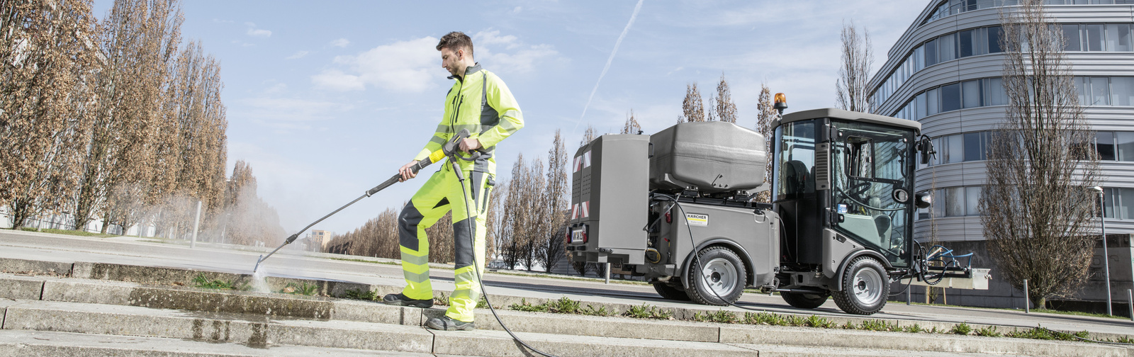 Unkraut entfernen Eine Person entfernt mit einem Hochdruckreiniger Unkraut auf einer Stufe