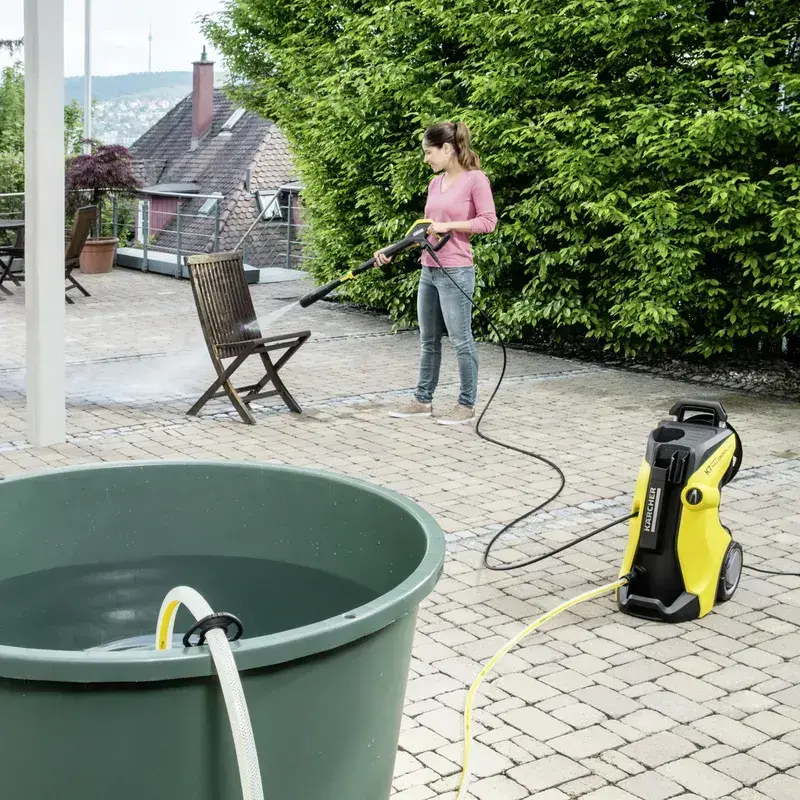 Limpieza de moquetas con la limpiadora de extracción por pulverización de KärcherCleaning carpet with the Kärcher spray extraction cleaner