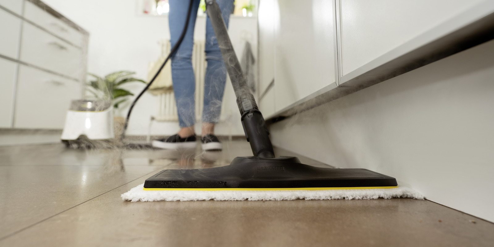 Cleaning tiles with a Kärcher steam cleaner