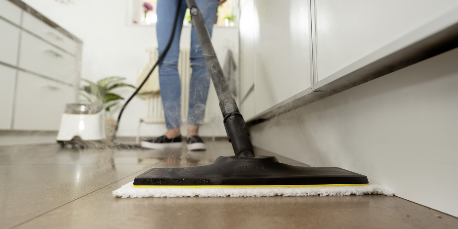 Cleaning tiles with a Kärcher steam cleaner