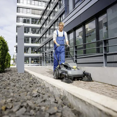 New manual sweepers from Kärcher with lithium-ion battery: KM 70