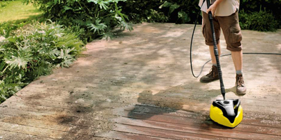 Mann vasker terrasse med høytrykkspyler Kärcher