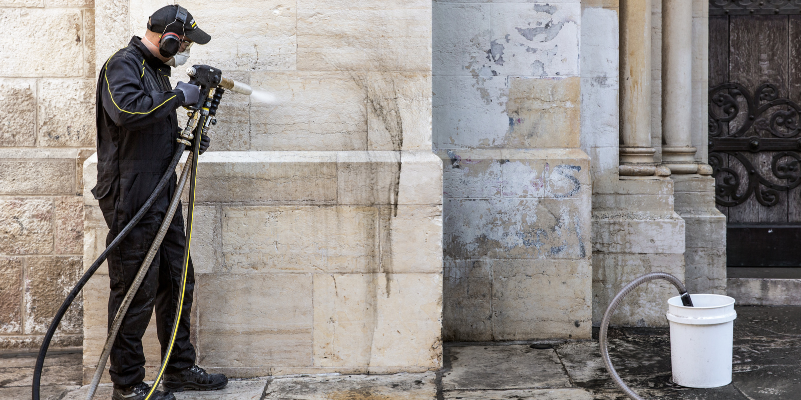 Anwendung Partikelstrahlverfahren an Natursteinfassade