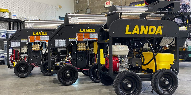 Find a love that lasts A worker kisses Landa's horizontal coil