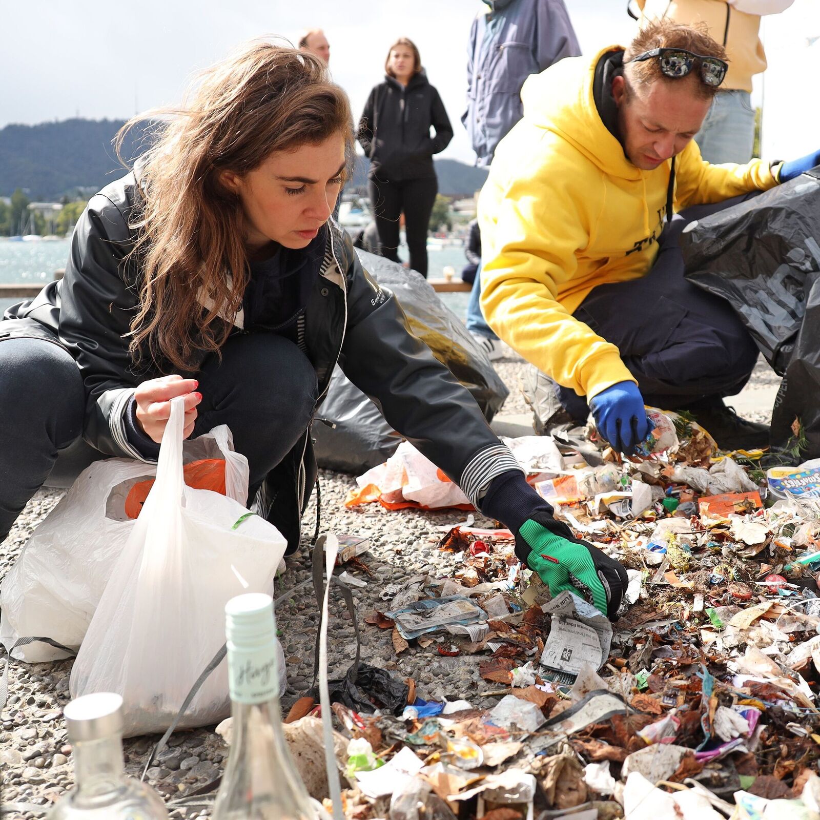 Kärcher CSR Aktivitäten Menschen sammeln Müll an der Küste ein