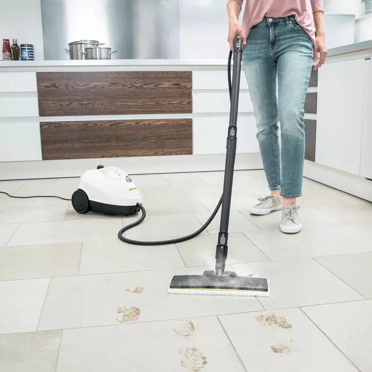 Person cleaning table with Kärcher SC 2 EasyFix