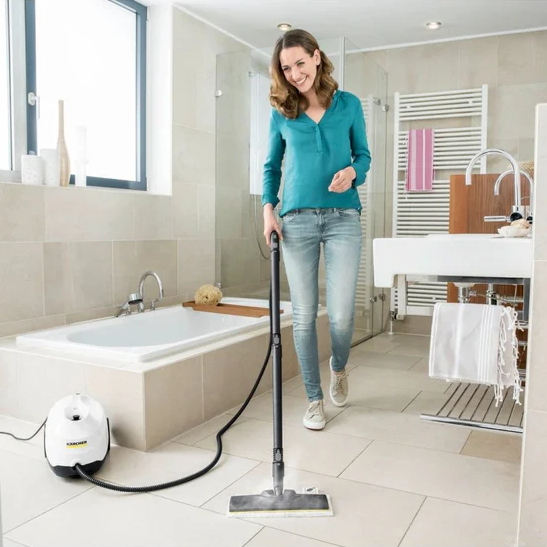 Person cleaning wooden floor with SC 3 EasyFix