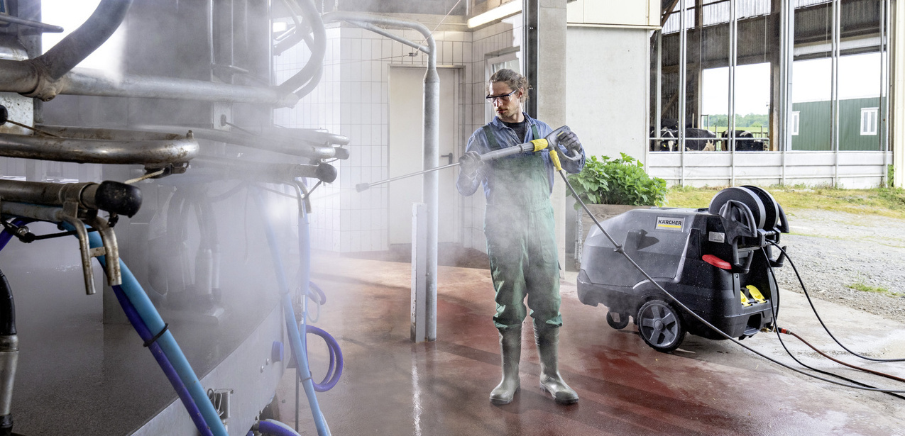 Detail prémiového modelu vysokotlakého čističe HDS Super Class 2024 při použití v zemědělství Detail prémiového modelu vysokotlakého čističe HDS Super Class 2024 při použití v zemědělství