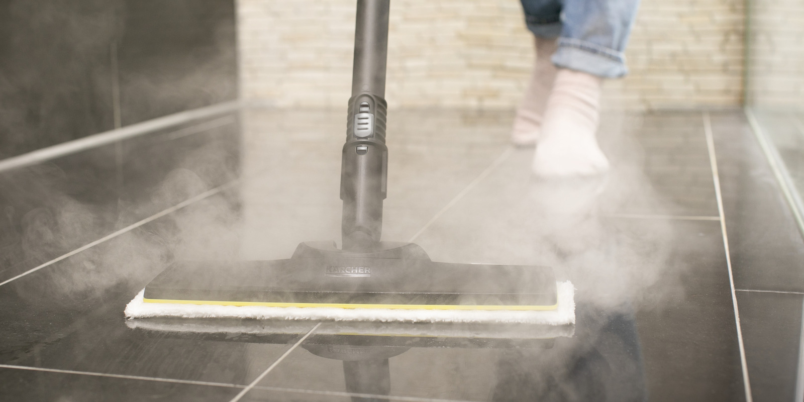 Limpieza de las baldosas con la limpiadora de vapor de Kärcher