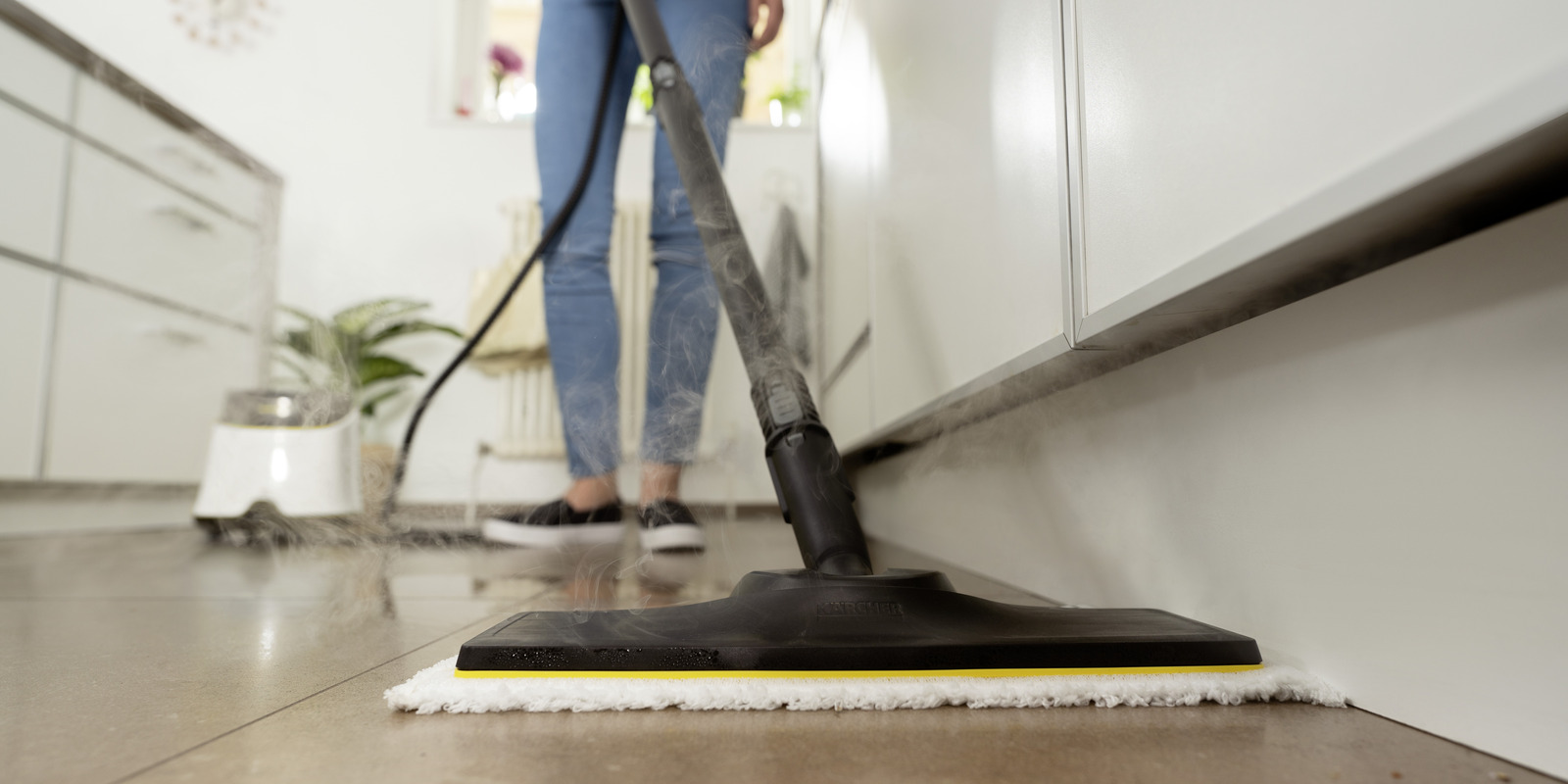 Limpieza de las baldosas con la limpiadora de vapor de Kärcher