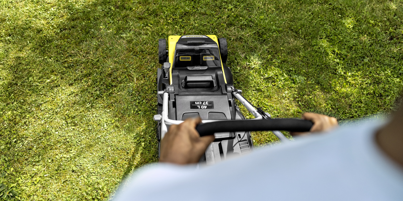Freedom of movement thanks to interchangeable battery in the Kärcher battery lawn mower Freedom of movement thanks to interchangeable battery in the Kärcher battery lawn mower