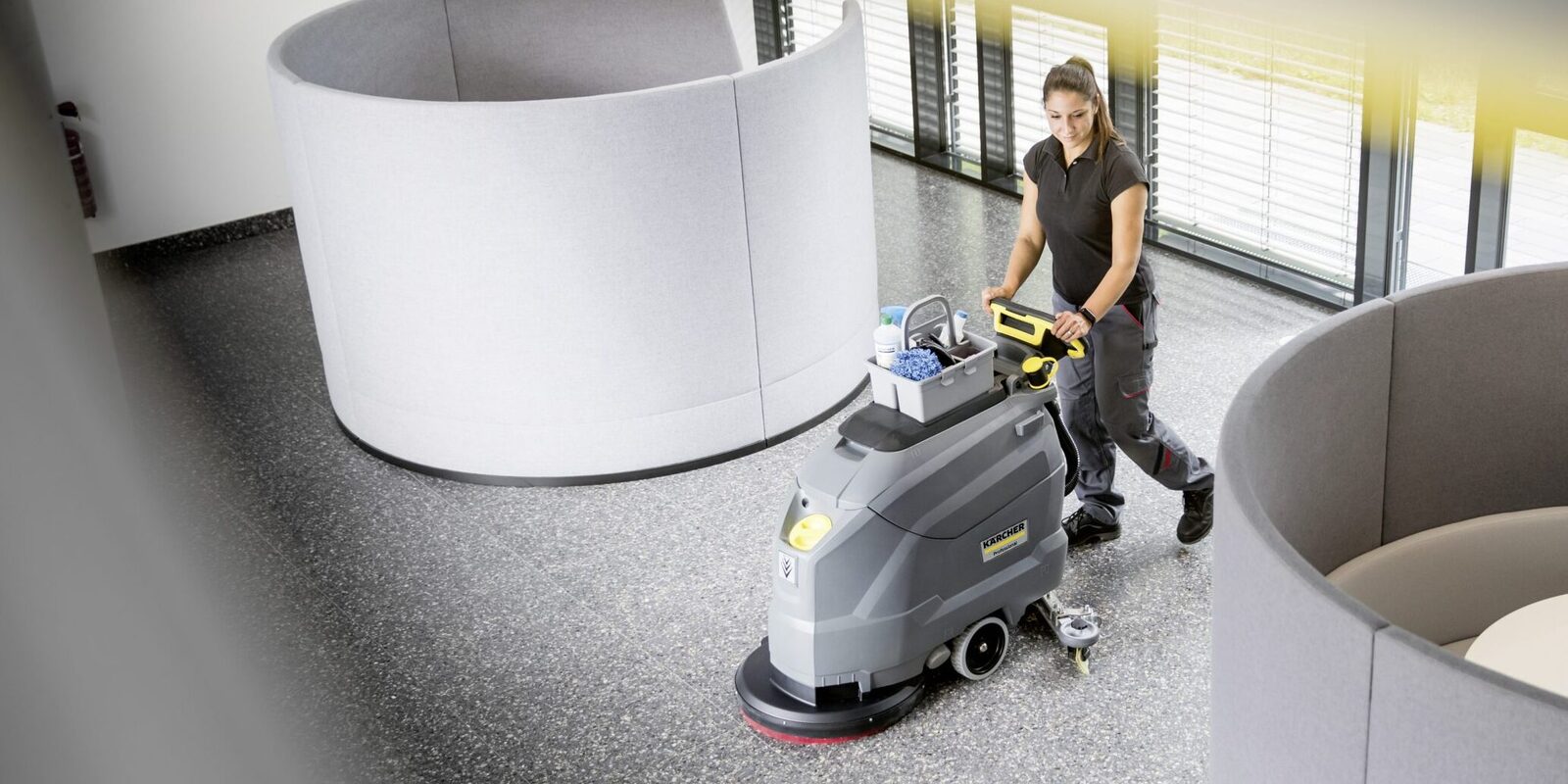 Limpeza da concessionária de automóveis