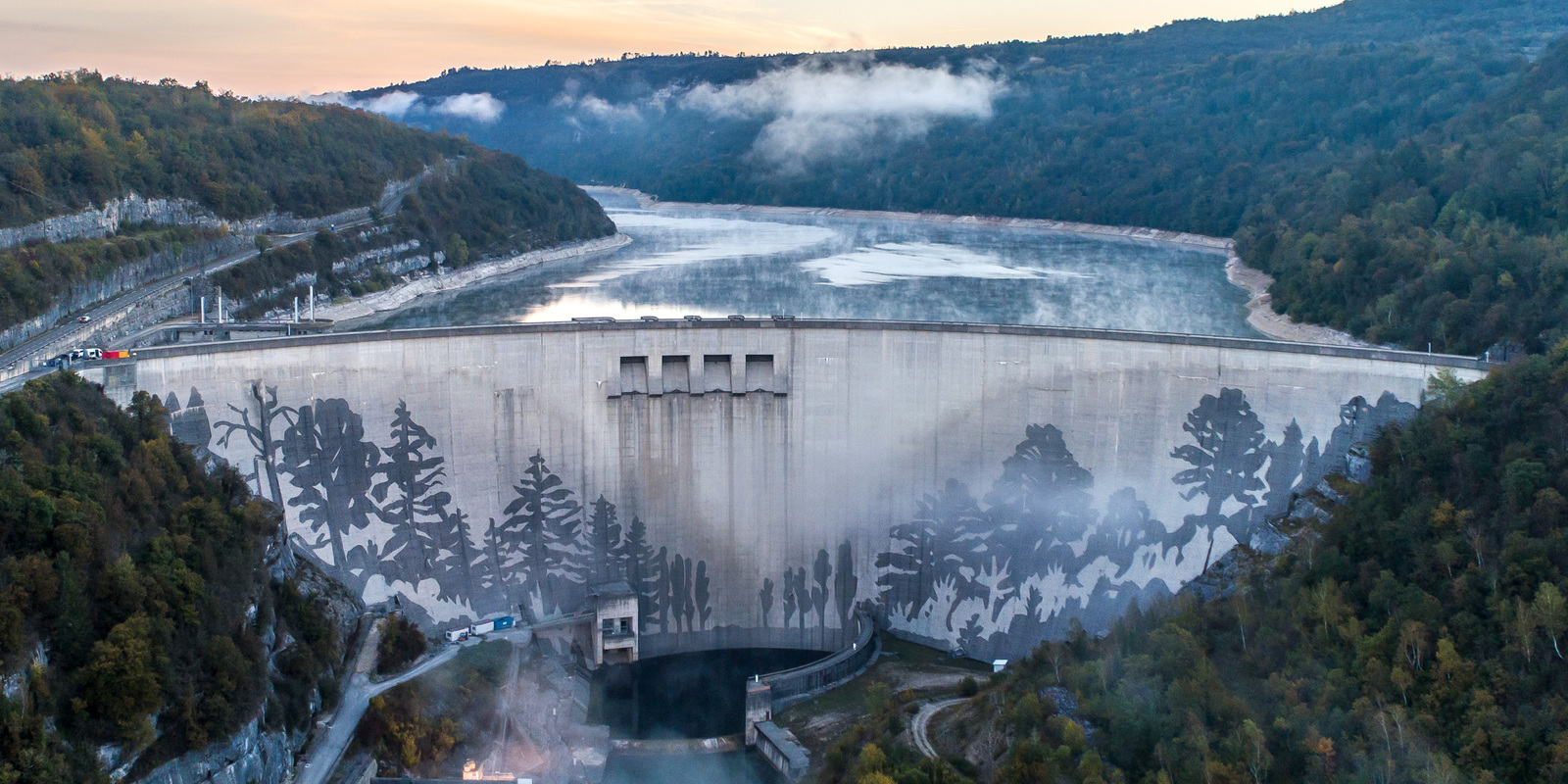 Reverse Graffiti - Staudamm von Vouglans, Frankreich Reverse Graffiti - Staudamm von Vouglans, Frankreich