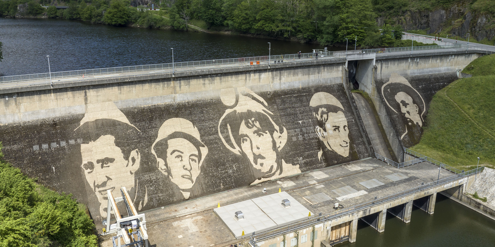 Reverse Graffiti - Staudamm Vianden, Luxemburg Reverse Graffiti - Staudamm Vianden, Luxemburg