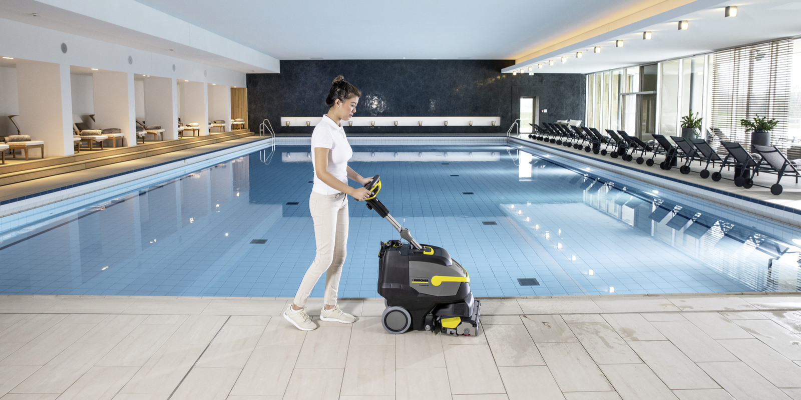 Cleaning in poultry farming